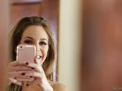 دودة الكتب الجائعة تمتص قضيب صديق BF xnxx جديد محارم بشغف
