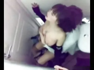 فتاة سكس محارم جديد مترجم نحيفة مع النظارات سوداء بشكل لطيف في جميع أنحاء السرير الفسيح