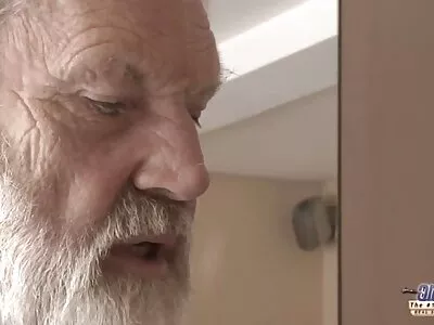 angelface شقراء مع إثارة الجسم سكس امريكي جديد مترجم يمارس الجنس الساخن مع الثور الأسود