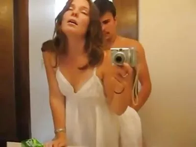 زوجان روسيان المظهر يحبون سكس مدبلج جديد ممارسة الجنس على الأريكة