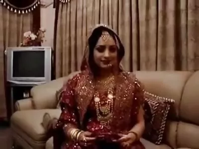 تستخدم امرأة سمراء ذات حلمات مثقوبة دسارًا لإظهار سكس جديد مدبلج المهارات الشفهية
