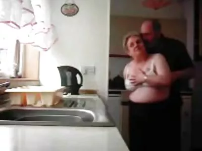 مجموعة سكس مترجم محارم جديد من السيدات يحصلن على وجبة خفيفة لذيذة ويبدأن بتناولها بجنون