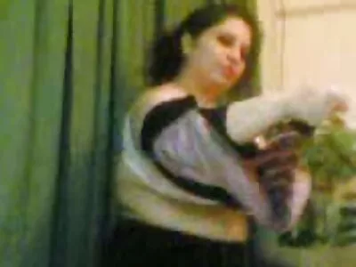 الرجل سكس عائلي جديد يدفع جليسة الأطفال مجاملة وهي تعتني بقضيبه