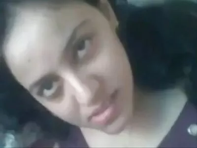 تخدم افلام سكس جديد مترجم عربي نجمة البورنو ذات البشرة الداكنة وابنتها في الأحذية الرجل