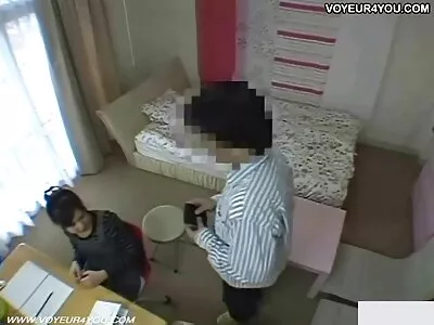 يجب على السكرتير المسكين أن يتعامل مع رئيسه سكس مساج مترجم جديد الذي يكافحها ​​بشدة