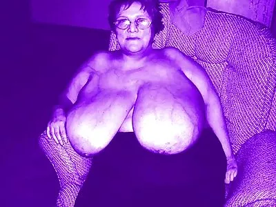 من المفترض أن سكس مقابل المال جديد يرضي دسار وصديقها الفتاة الأبنوس