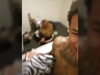 تقوم امرأة سمراء بفحص ثقوبها الضيقة وعرضها باستخدام عمود سكس عربي مترجم جديد