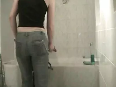 يجب على الخادمة المفلسة سكس مترجم عربي جديد أن تنظف ديك رئيسها مقابل مكافأة